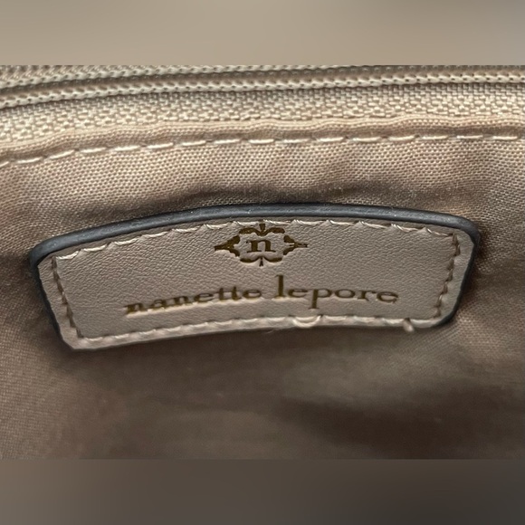 Cream Handbag with White Beaded Handle - Picture 2 of 16